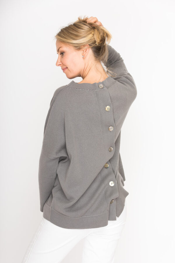 Oversize Pullover mit Knöpfen aus Perlmutt – Bild 5
