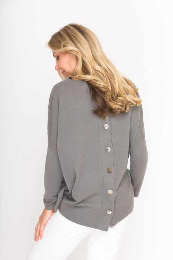 Oversize Pullover mit Knöpfen aus Perlmutt – Bild 4