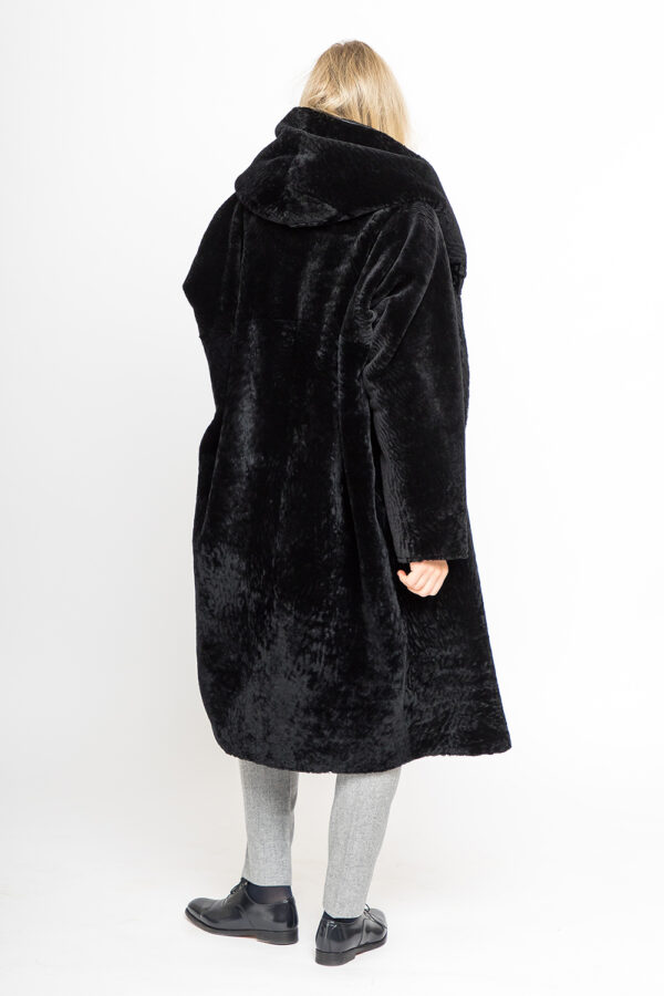 Oversized Teddy-Mantel aus warmen Lammfell – Bild 5