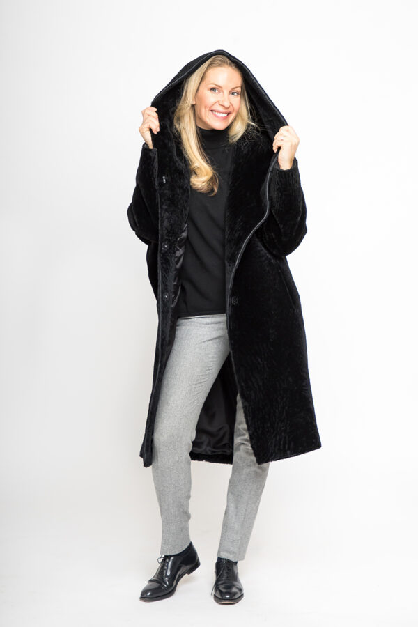 Oversized Teddy-Mantel aus warmen Lammfell – Bild 4