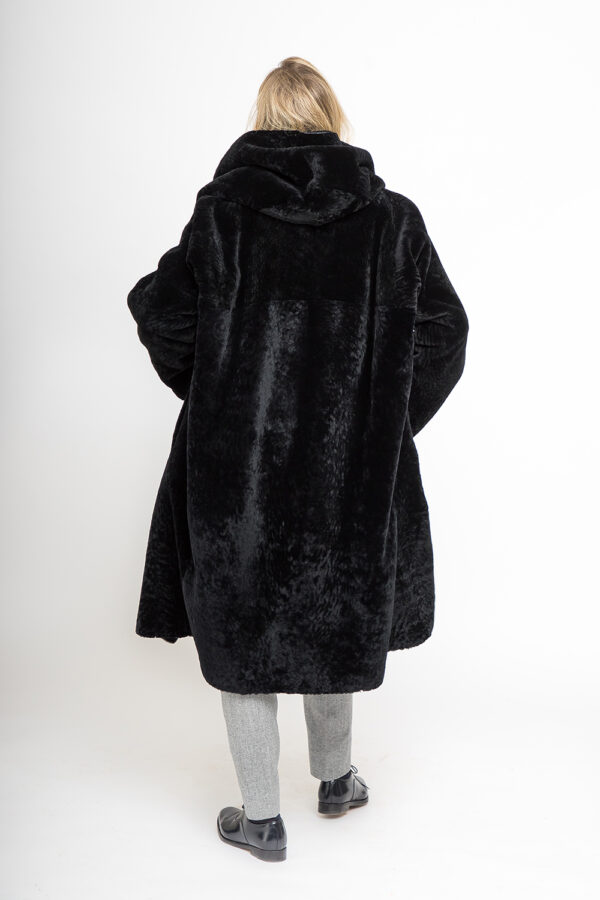 Oversized Teddy-Mantel aus warmen Lammfell – Bild 3