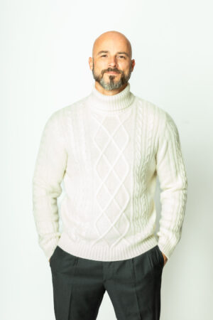 Rollkragenpullover aus reinem Kaschmir in Zopf Strickmuster 6-fädig